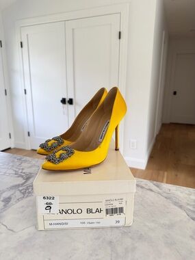 Manolo Blahnik Yellow Hangisi